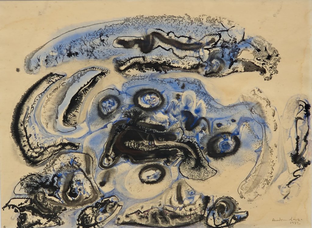 Ambadas Khobragade blekk på papir fra 1972 med abstrakt komposisjon i blå, sorte og beige toner, vist med ramme, 23 x 31 cm.