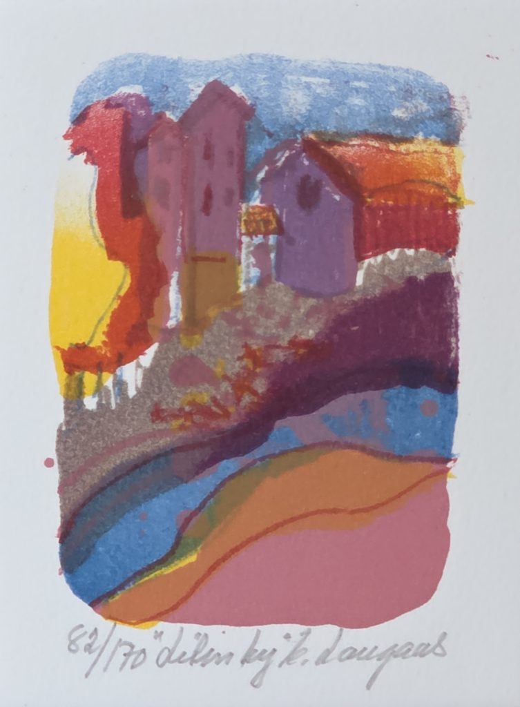 Motiv. Eva Langaas litografi med abstrakt husmotiv i rødt, lilla, blått og rosa, innrammet med passepartout og lys treramme, signert E. Langaas og nummerert 82/170.