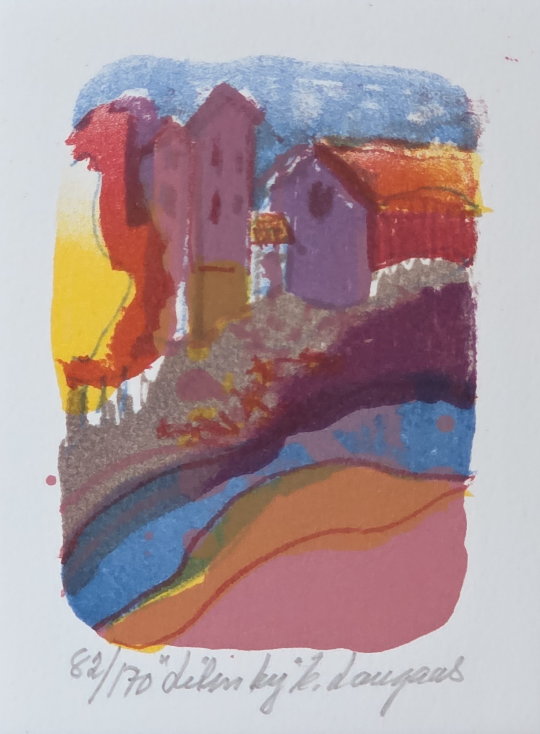 Motiv. Eva Langaas litografi med abstrakt husmotiv i rødt, lilla, blått og rosa, innrammet med passepartout og lys treramme, signert E. Langaas og nummerert 82/170.