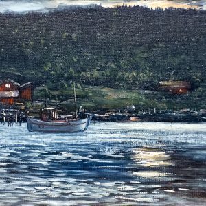 Motiv Arne Paus oljemaleri fra 1978 med båt, vannspeiling, mørk kystlinje og stemningsfullt landskap