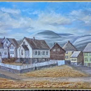 Signert oljemaleri på lerret av Roy Andreas Dahl fra 1987. Stemningsfullt bylandskap med eldre trehusbebyggelse og fjell i bakgrunnen.