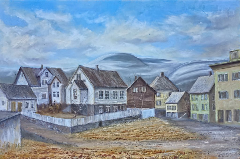 Signert oljemaleri på lerret av Roy Andreas Dahl fra 1987. Stemningsfullt bylandskap med eldre trehusbebyggelse og fjell i bakgrunnen.