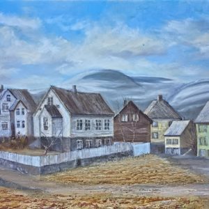 Signert oljemaleri på lerret av Roy Andreas Dahl fra 1987. Stemningsfullt bylandskap med eldre trehusbebyggelse og fjell i bakgrunnen.